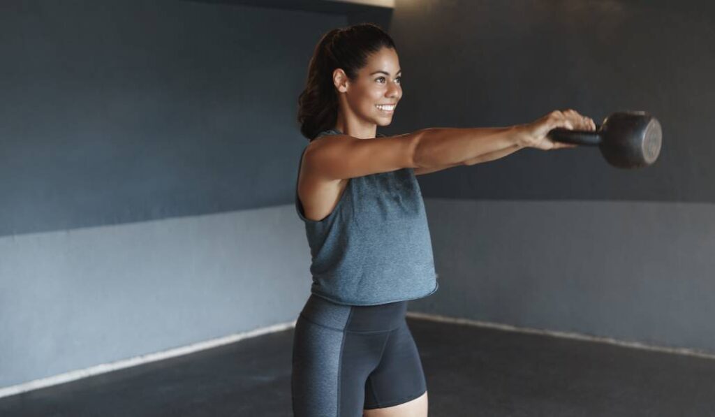 Mujer entrenando en el gimnasio. Foto: Freepik.