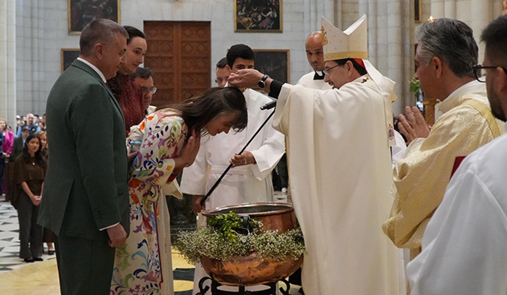 Cobo bautiza a una catecúmena durante la Misa de Resurrección. Foto: Javier Ramírez.