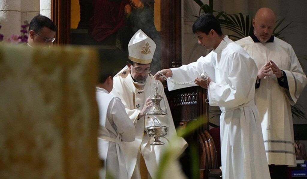 El cardenal durante un momento de la celebración.