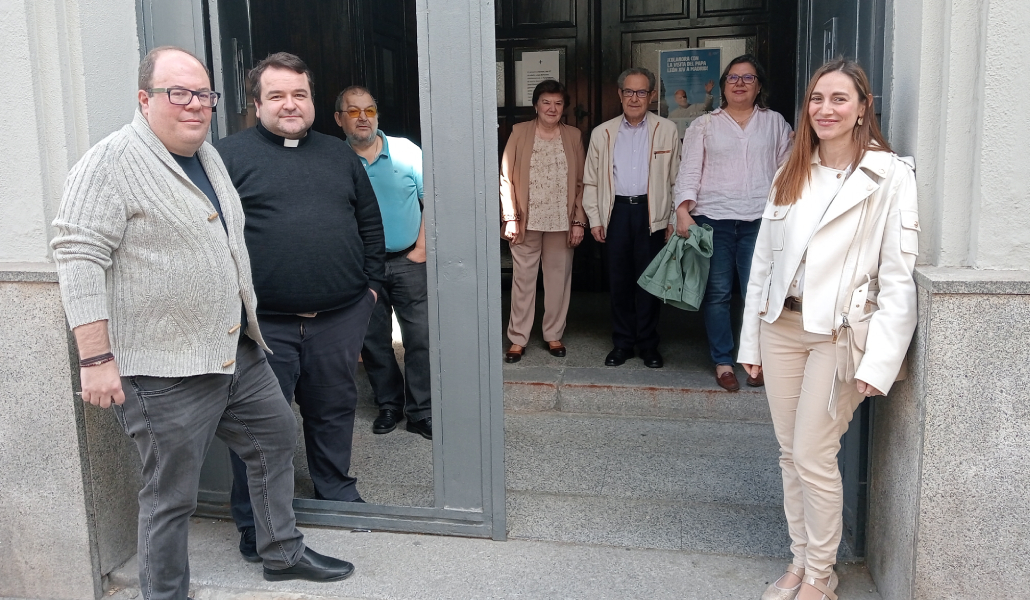 Algunos miembros del consejo de pastoral del Purísimo a las puertas de la parroquia