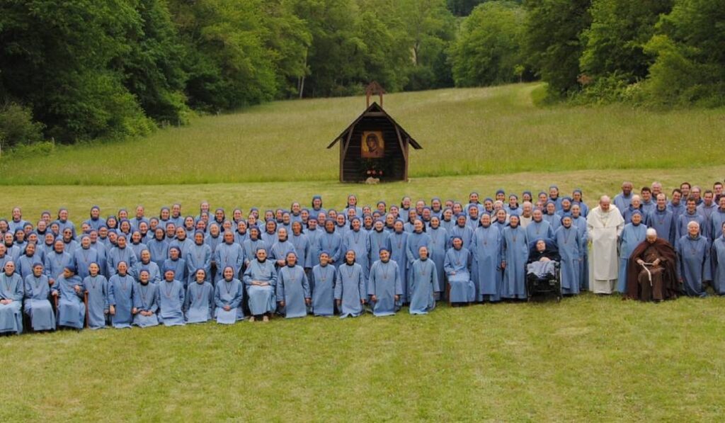 Con el hábito franciscano, entre las hermanitas y hermanitos del Cordero. Foto: Comunidad del Cordero.
