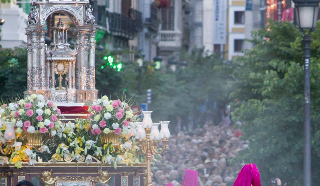 El Santísimo recorre las calles de Madrid durante una procesión del Corpus.