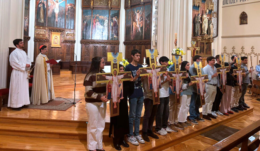 Entrega de la cruces peregrinas el pasado viernes con el cardenal.