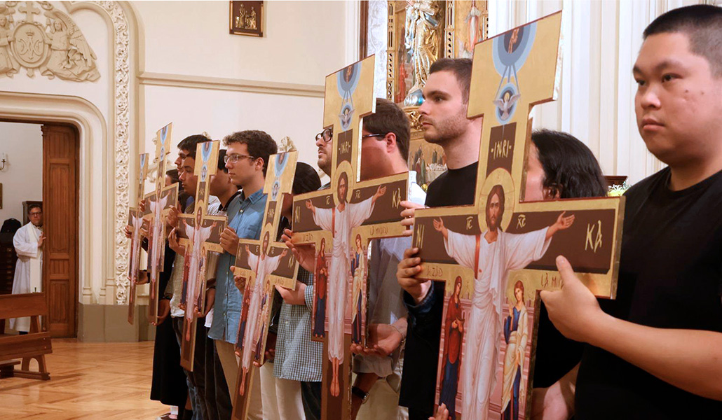 Momento de la entrega de las cruces peregrinas a los jóvenes, el pasado viernes.