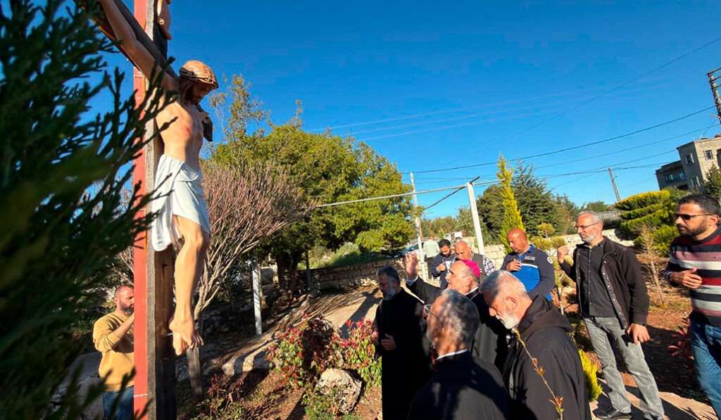 Un momento de la instalación de la nueva cruz de Debel.
