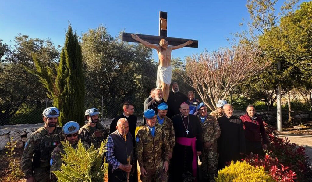 Un momento de la instalación de la nueva cruz de Debel.