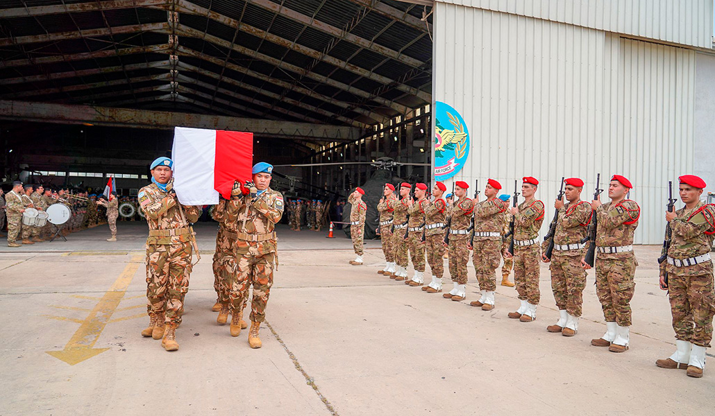 Soldados indonesios de UNIFIL despiden al cabo Rico Pramudia el 26 de abril en el aeropuerto de Beirut.