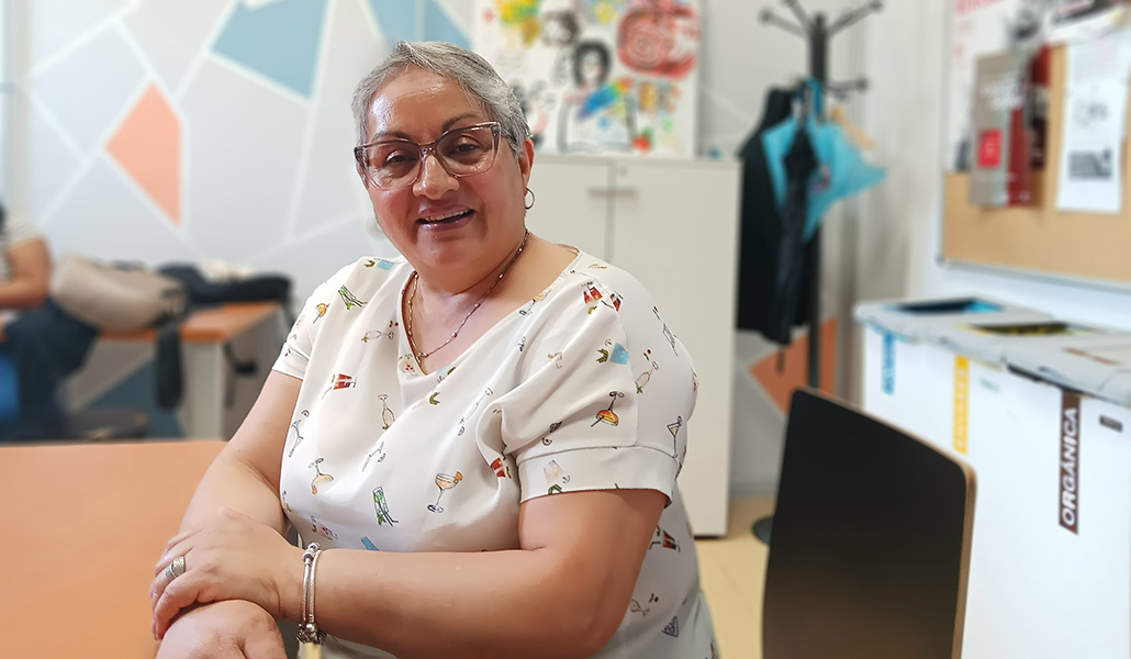 Dora, en el comedor de Campus de Cáritas Madrid, donde recibió formación para el empleo.