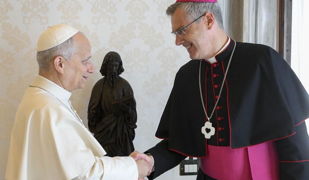 Iannone saluda al Santo Padre. Foto: Vatican Media.