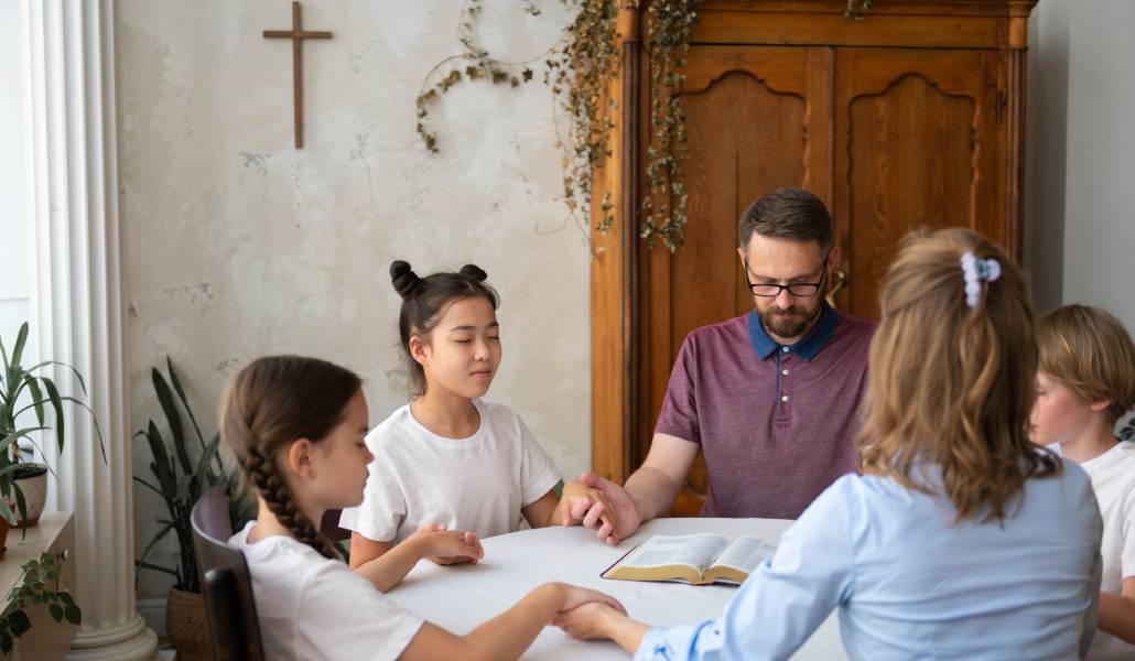 Un momento de oración compartida en familia. Foto: Freepik.