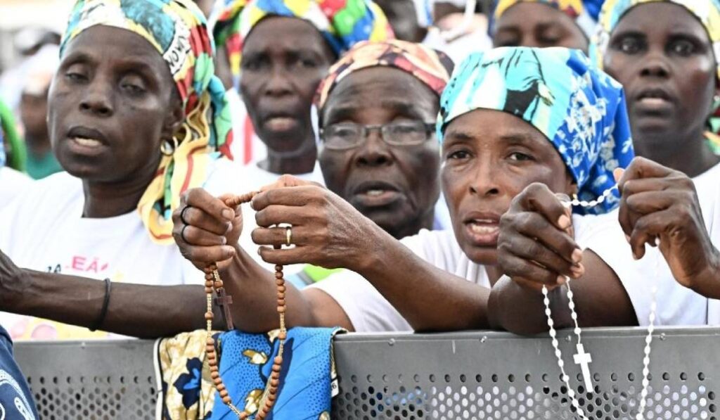 Fieles rezan en Rosario junto al Papa. Foto: Vatican News.
