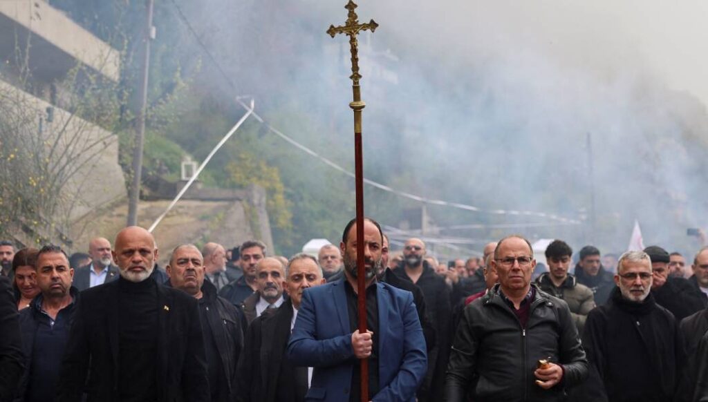 Funeral en el Líbano por una familia cristiana asesinada en un bombardeo israelí. Foto: CNS.