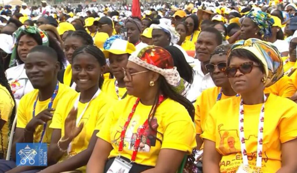 Algunos de los 100.000 fieles que asistieron a la Misa con el Papa. Foto: Vatican News.