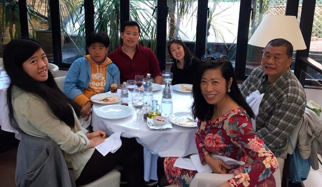 Jimmy Lai (derecha) con su familia. Claire es la primera por la izquierda. De rojo, su mujer, Teresa.