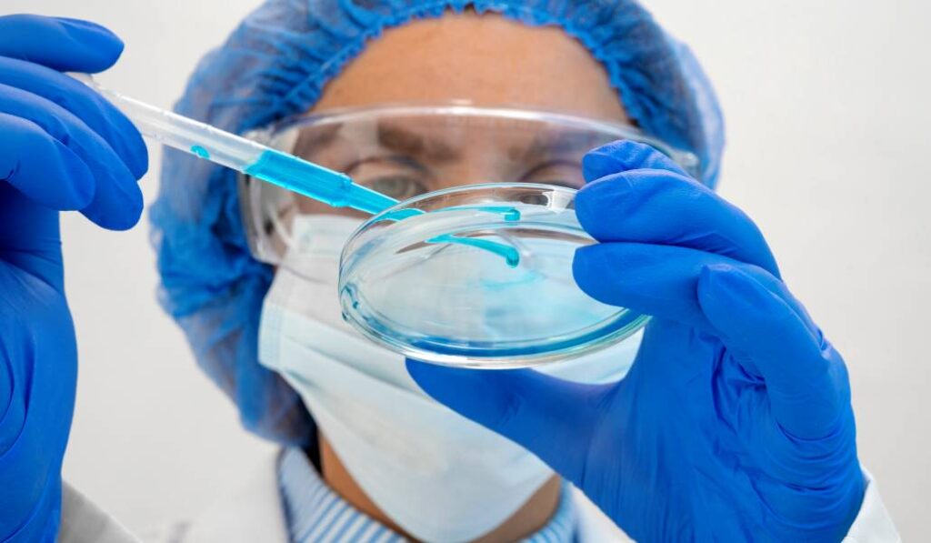 «Lo primero que hay que hacer es que no se sigan congelando más», dice Postigo.. 