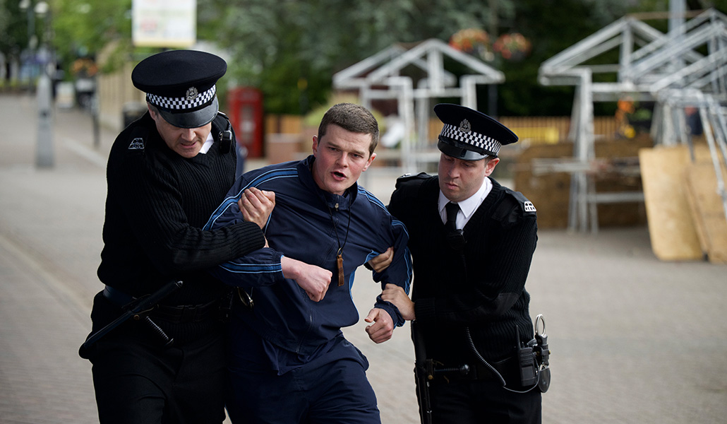 Robert Aramayo da vida al activista John Davidson en una escena de la película.