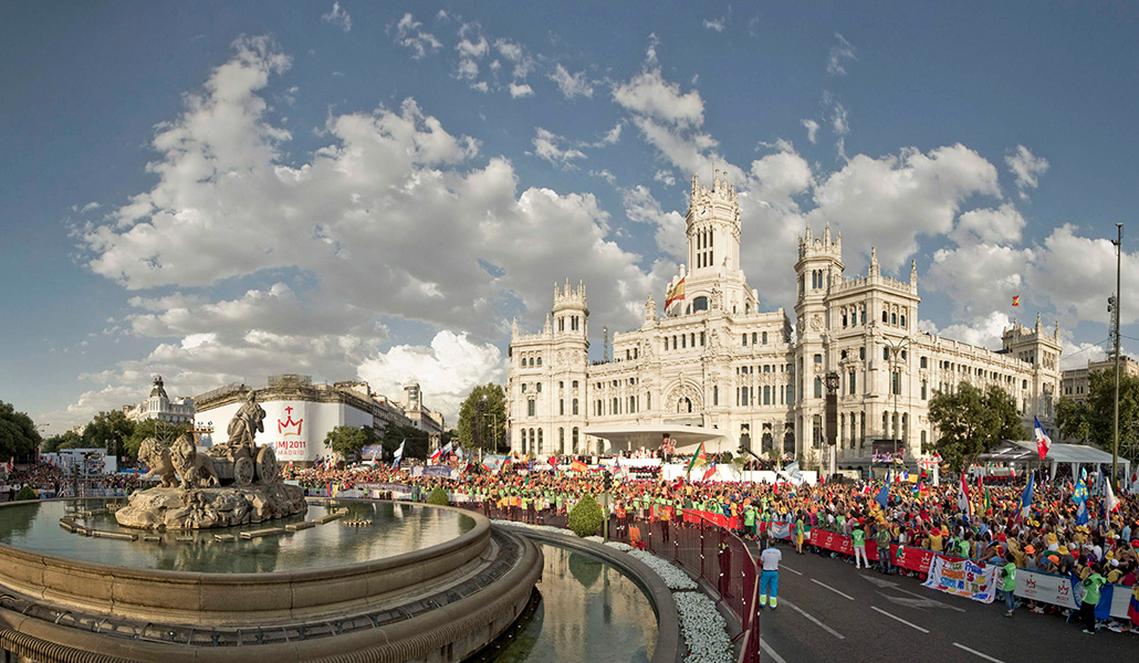 Miles de jóvenes acogen a Benedicto XVI en un escenario tan propio de la capital como la plaza de Cibeles.