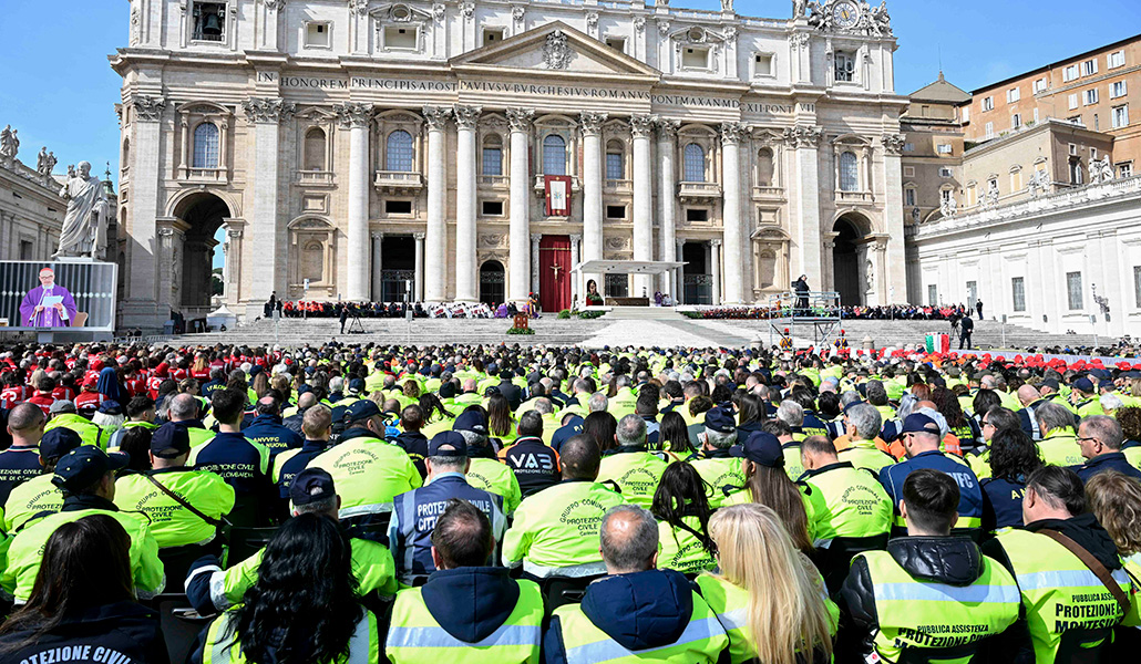 Miles de voluntarios de todo el mundo se reúnen en la plaza de San Pedro del Vaticano el 9 de marzo de 2025 para celebrar la Misa y rezar el ángelus que marca la conclusión del Jubileo del Mundo del Voluntariado.