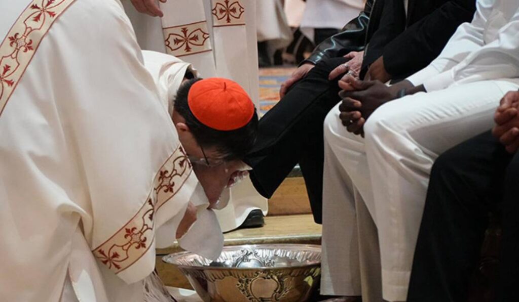 Momento del lavatorio de los pies. Foto: Javier Ramírez. 