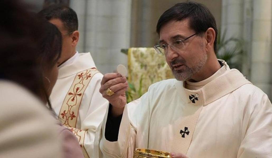 El cardenal Cobo durante la distribución de la comunión. Foto: Javier Ramírez.