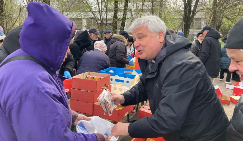 Konrad Krajewski, anterior limosnero apostólico, en su décimo viaje a Ucrania en abril de 2025.