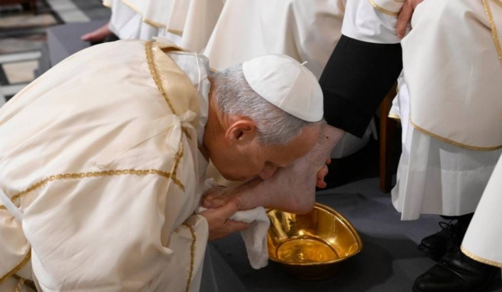 El Santo Padre besa los pies de un sacerdote durante el lavatorio. Foto: Vatican Media.