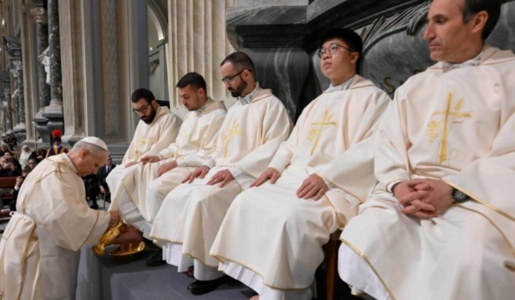 León XIV ha querido lavar los pies a sacerdotes. Foto: Vatican Media.