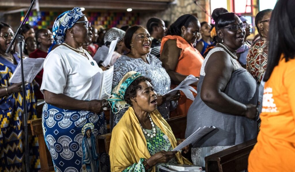 Un coro ensaya para la visita del Papa en la catedral de Bamenda. Foto: AFP / Patrick Meinhardt.