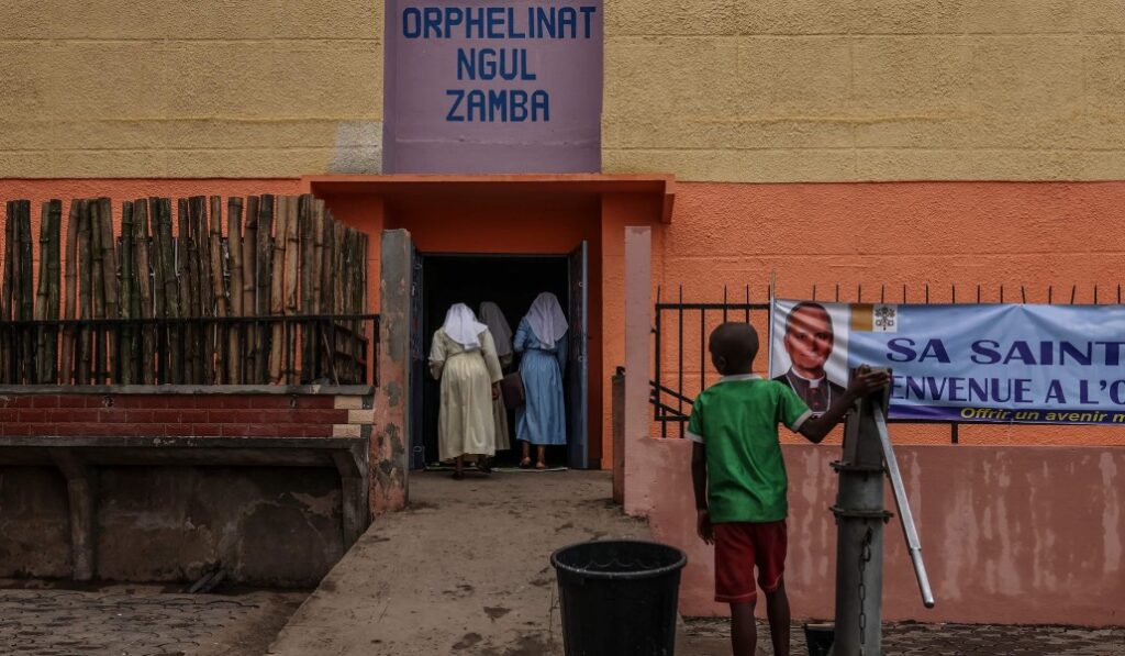Religiosas del orfanato Ngul Zamba, en Yaoundé (Camerún) el 13 de abril. Foto: AFP / Beloumou Olomo.