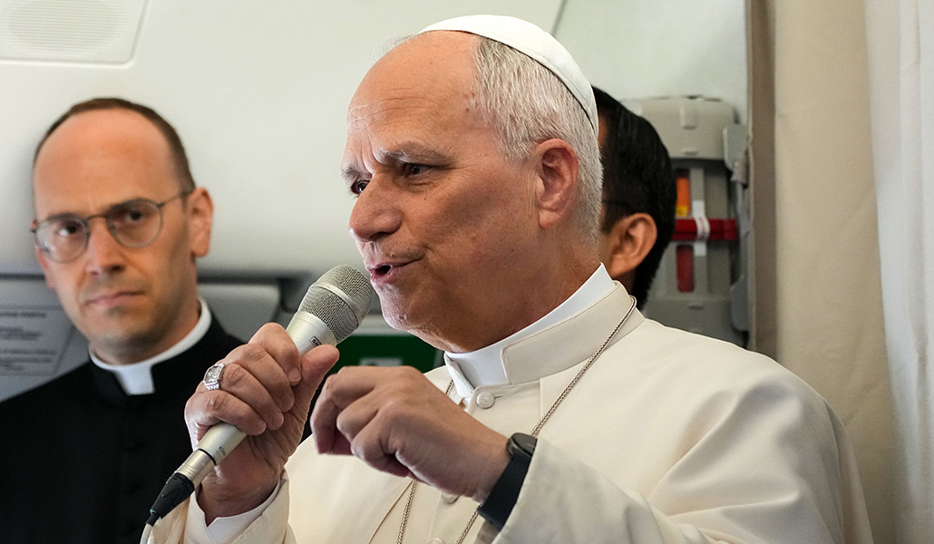 Un momento de la rueda de prensa en el avión.