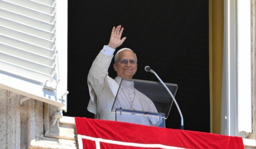 El Santo Padre saluda desde la ventana del Palacio Apostólico. Foto: Vatican Media.