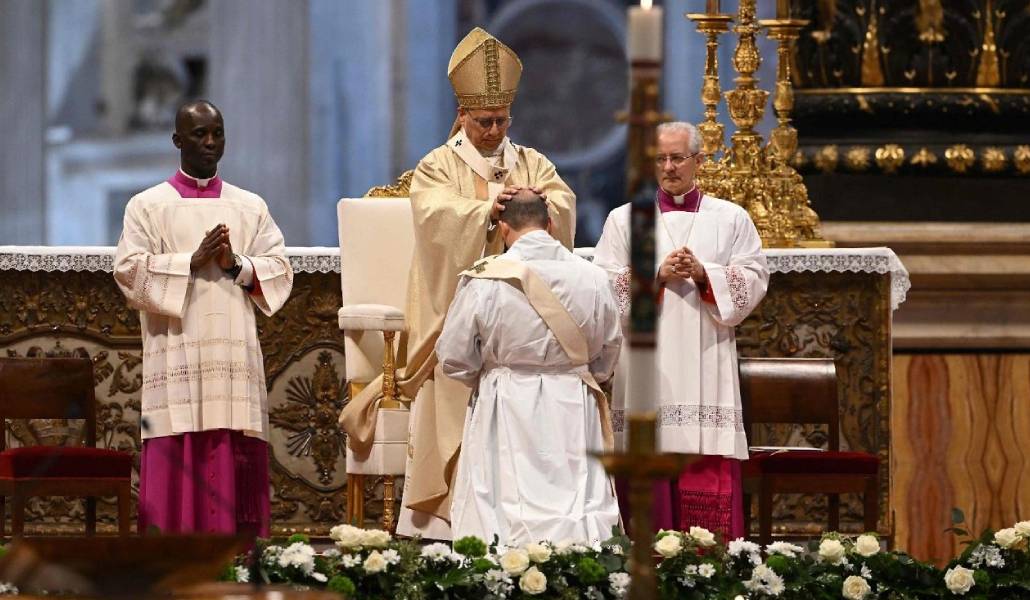 Leon XIV durante la ordenación de nuevos sacerdotes. Foto: Vatican Media.