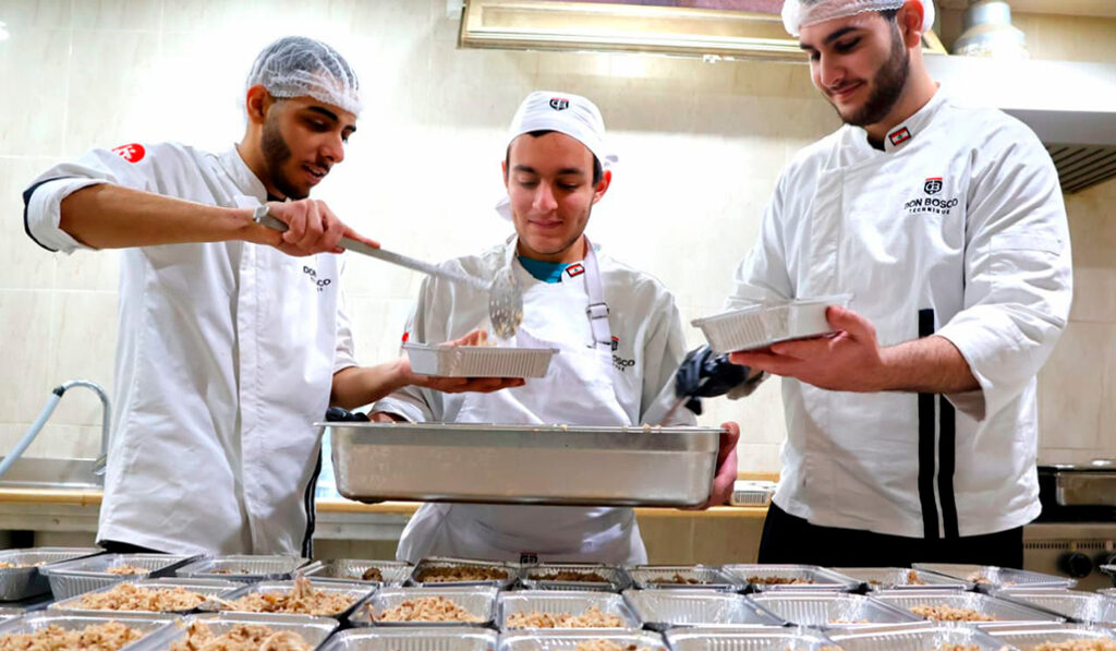 Los estudiantes de Hostelería aprenden cocinando para los desplazados.