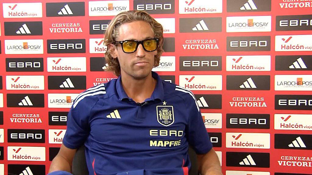 Marcos Llorente con sus características gafas de protección lumínica. Foto: ABC.