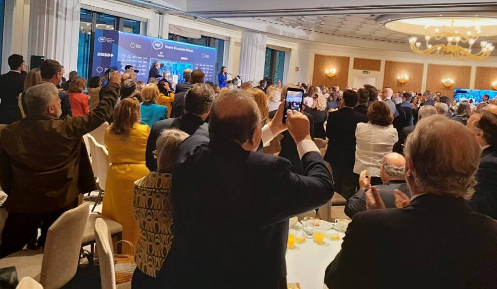 Aplausos a la líder opositora tras su intervención. Foto: María Martínez López.