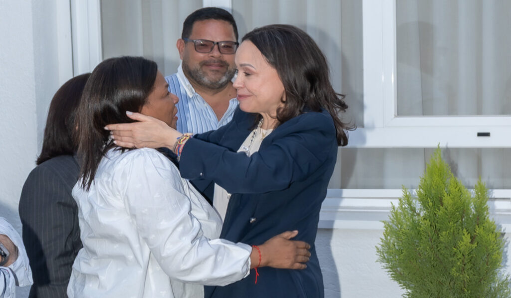 María Corina saluda a la madre de un ex preso político venezolano.