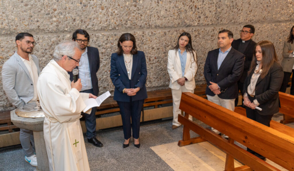 Un momento de oración con el párroco de Santa Elena.