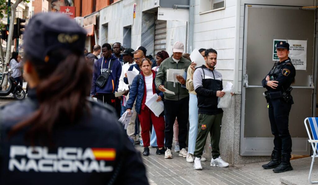 Migrantes hacen cola en Elche para tramitar su regularización. Foto: EFE.