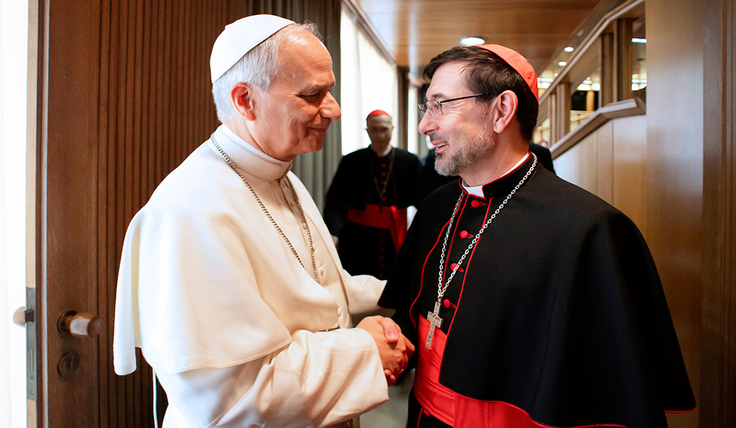 El cardenal Cobo saluda a León XIV poco después de su elección.
