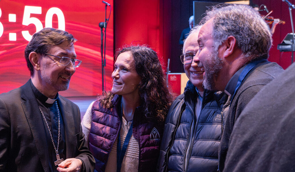 El arzobispo charla con participantes en CONVIVIUM el 9 de febrero.