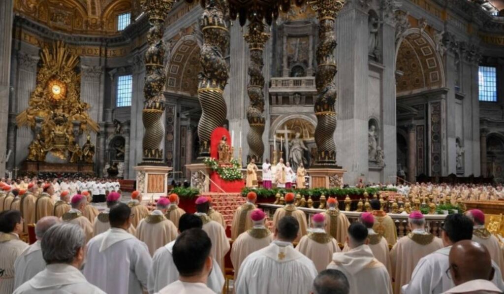 La basílica de San Pedro, llena del clero romano y también de multitud de fieles. Foto: Vatican Media.