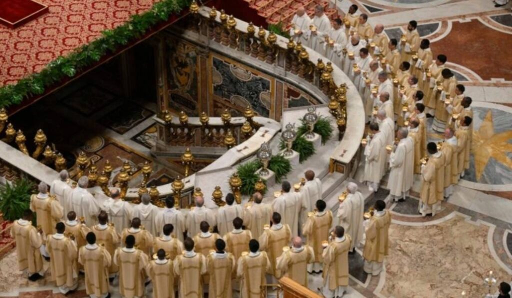 Sacerdotes en la Misa Crismal. Foto: Vatican Media.