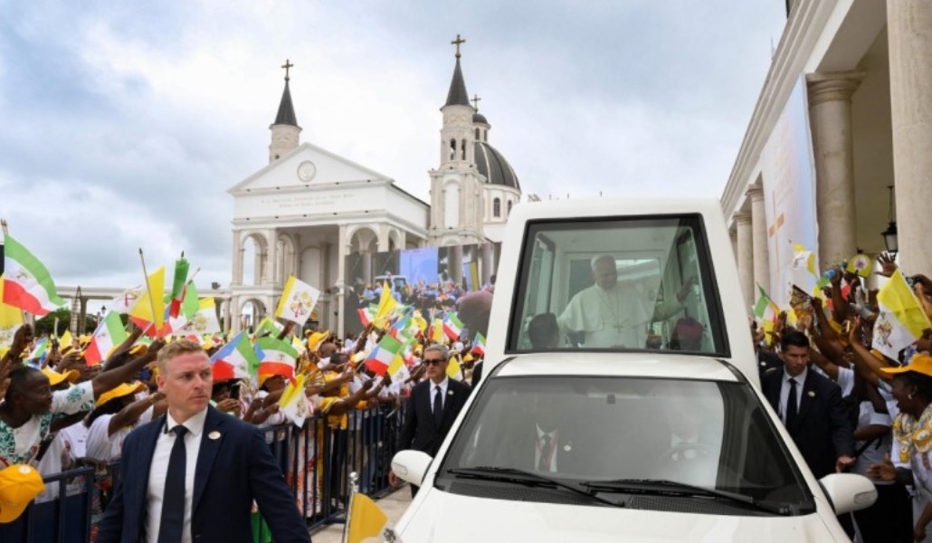 El Santo Padre a su llegada a la basílica donde estaba también Obiang. Foto: Vatican Media.