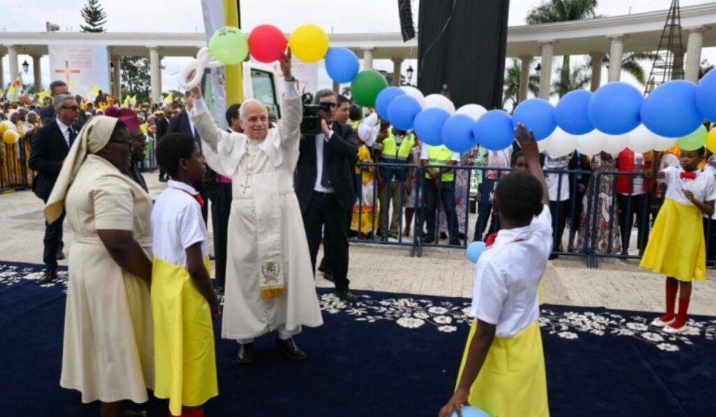 El Pontífice se ha sumado a las niñas que ondeaban un rosario de globos. Foto: Vatican Media.
