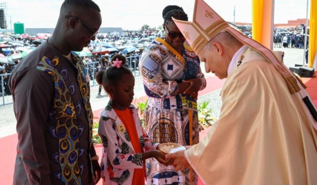 El Papa saluda a una familia que presenta las ofrendas durante la Misa en Saurimo. Foto: Vatican Media.