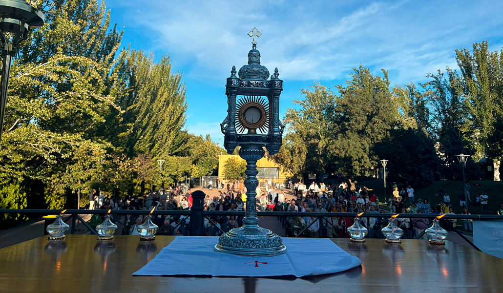 Momento de oración en una edición del Día de la Parroquia.