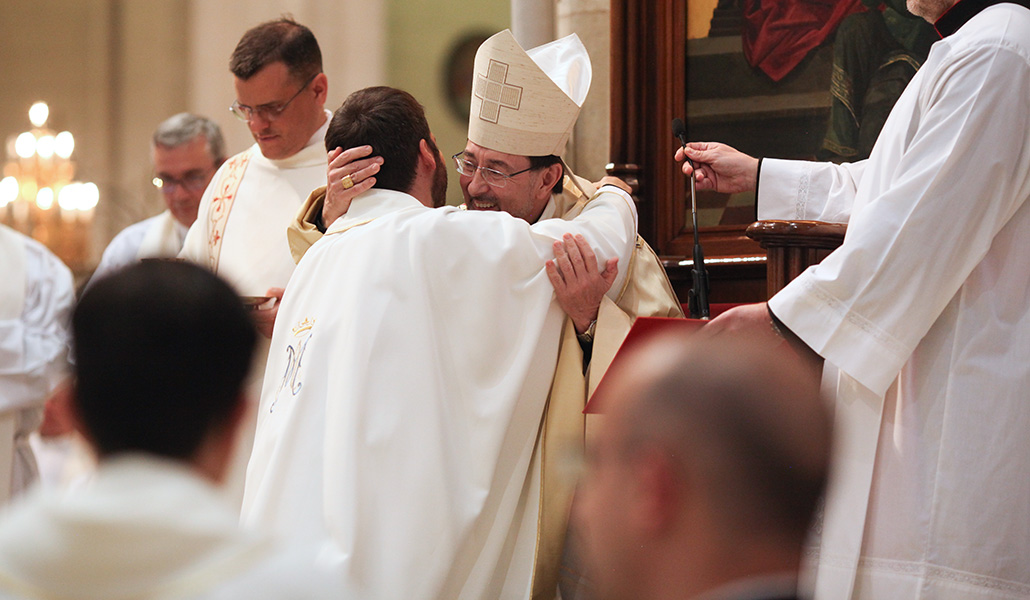 El cardenal Cobo presidió la celebración, en la que también pidió a los laicos que arropen y ayuden a los sacerdotes.