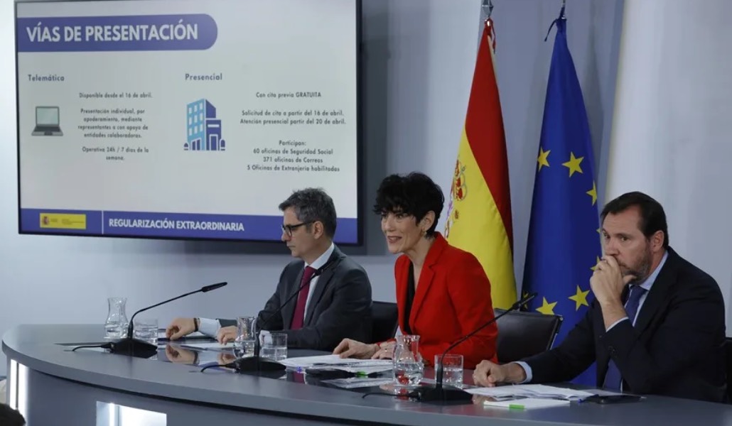 La ministra Portavoz, Elma Saiz, el ministro de la Presidencia, Félix Bolaños, y el ministro de Transportes, Óscar Puente (d), en la rueda de prensa. Foto: EFE / Zipi Aragón.