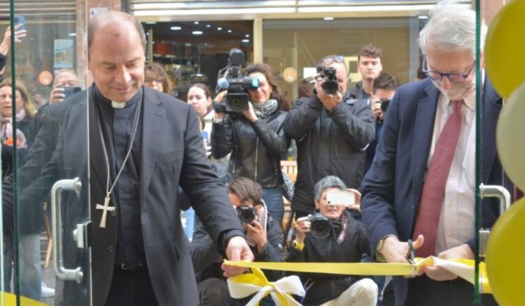 Momento de la inauguración de la oficina de información. Foto: Diócesis nivariense.