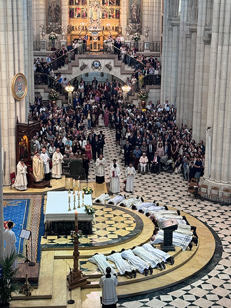 Postración de los candidatos mientras se cantan las letanías.